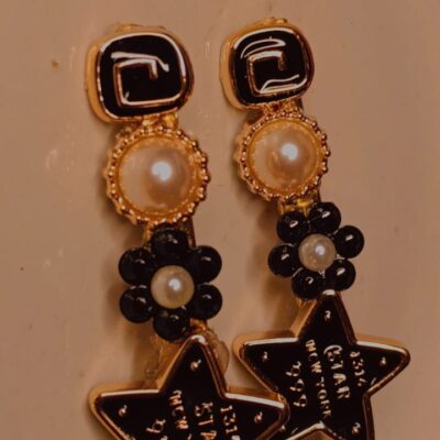 Black and gold star charm clips