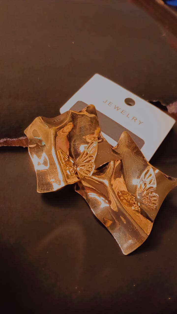 Gold wavy earrings with butterfly design by Pearlith