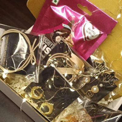 Elegant pearlith accessory hamper