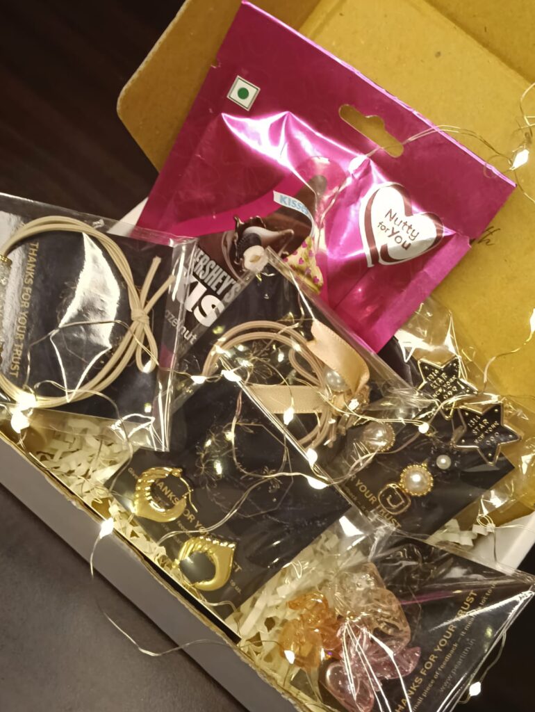 Elegant pearlith accessory hamper